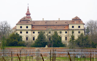 Italští vlastníci nechali kompletně zchátrat tři památky na&nbsp;Lounsku, případ řeší soud