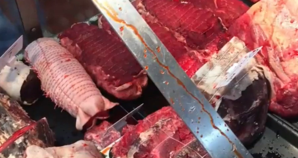 Vegani přepadli stánek s masem, polili ho falešnou krví