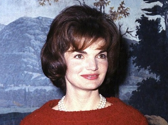 Uběhlo 25 let od smrti Jacqueline Kennedy-Onassis. Její elegance nadále inspiruje