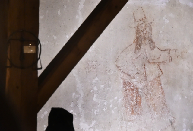 Restaurátoři zachraňují renesanční graffiti v sýpce v Brtnici