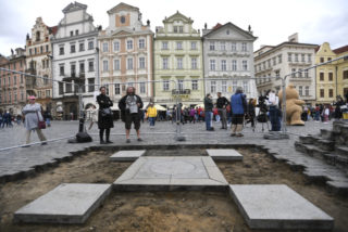 Sochař Váňa začal s&nbsp;obnovou Mariánského sloupu v&nbsp;Praze