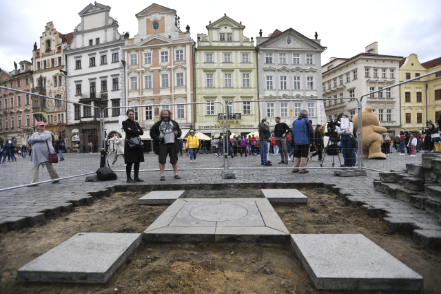 Sochař Váňa začal s&nbsp;obnovou Mariánského sloupu v&nbsp;Praze