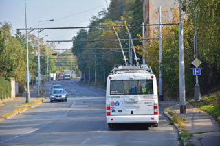Řidič trolejbusu v&nbsp;H. Králové zbil cestující dívku. Chtěla za lístek zaplatit stokorunou