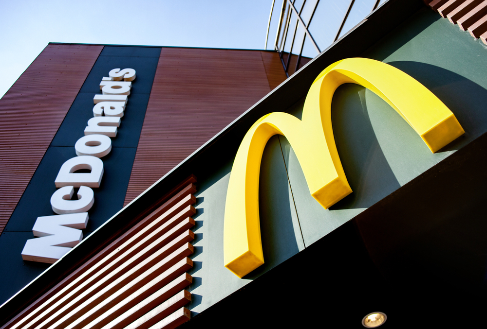 McDonald’s&nbsp;přechází na&nbsp;papírové obaly. Ušetří 43&nbsp;% plastu ročně