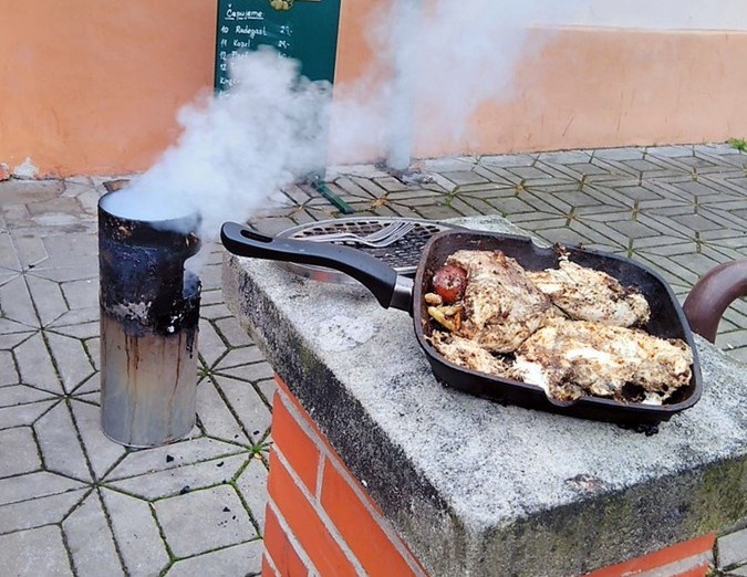 Muž měl hlad, ale restaurace byla zavřená. Poradil si proto po svém