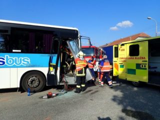 V Morkovicích se srazil autobus s&nbsp;nákladním vozem, 9 zraněných