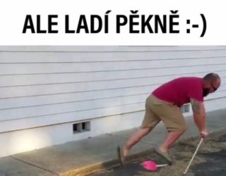 VIRÁLY TÝDNE: Jízda na&nbsp;koloběžce není pro&nbsp;každého. Jak vypadá nejoriginálnější helma na&nbsp;světě?