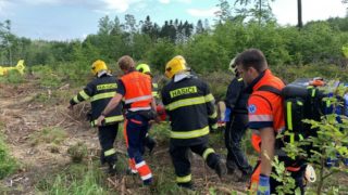 Muže na&nbsp;Olomoucku zavalil strom a&nbsp;zemina, letěl pro&nbsp;něj vrtulník