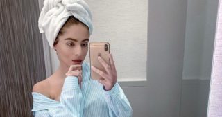 Popálená česká youtuberka po&nbsp;devíti měsících opustila nemocnici. Z&nbsp;Turecka se vrátila do Čech