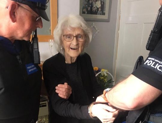 Policie splnila seniorce netradiční přání! Co si stařenka přála?