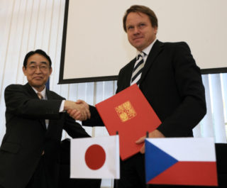 Bývalý velvyslanec Japonska v&nbsp;ČR byl zatčen. Měl ubodat svého syna