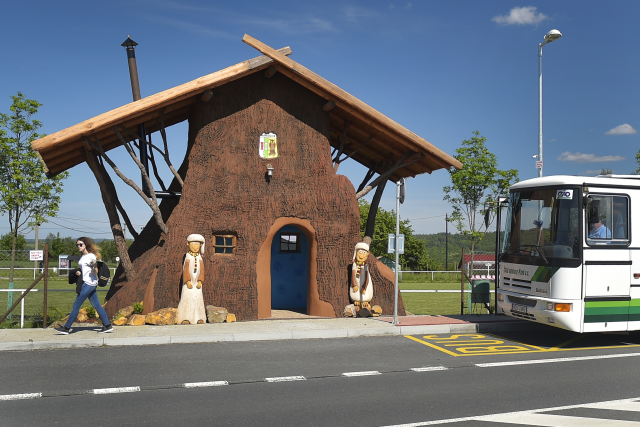 To je krása! Lidé v&nbsp;Němčovicích čekají na&nbsp;autobus v&nbsp;pařezové chaloupce