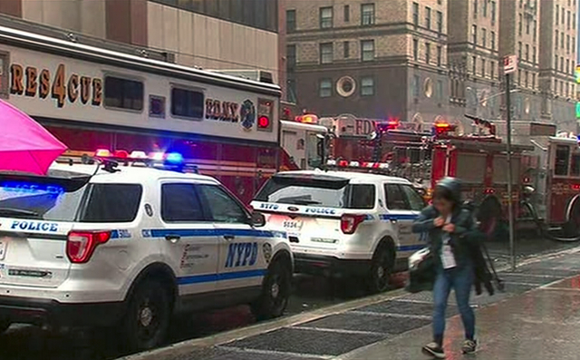 Vrtulník v New Yorku se snažil nouzově přistát, po nárazu do budovy začal hořet