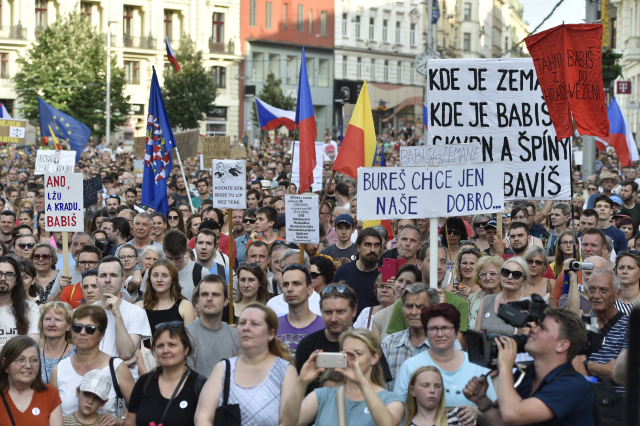 Lidé v regionech znovu vyšli na náměstí proti Babišovi a Benešové