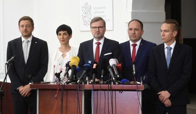 Hrad postoj ČSSD nekomentuje, podle opozice se nic nevyřešilo