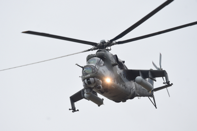 Na Libavé nuceně přistál bitevní vrtulník Mi-24, dočasně nebudou létat