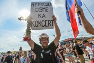 Na Letné podle organizátorů demonstruje čtvrt milionu lidí