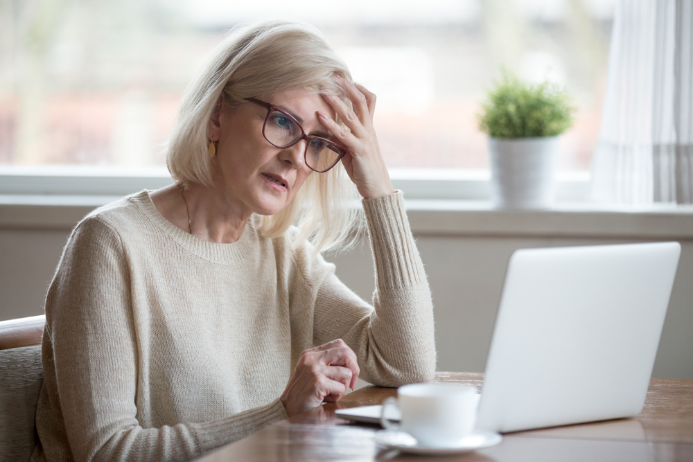 Seniorce přišel e-mail od zahraničního vojáka s&nbsp;nabídkou sňatku. Podvodníkovi poslala téměř 150 tisíc korun