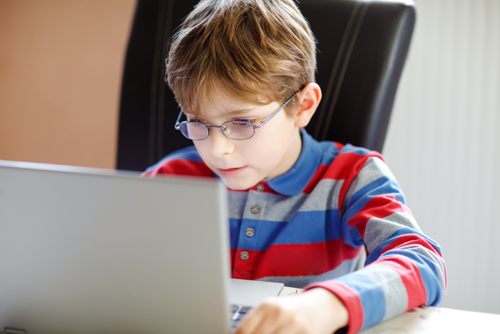 Děti tráví hodně času na internetu. Neznají však rizika, varuje průzkum