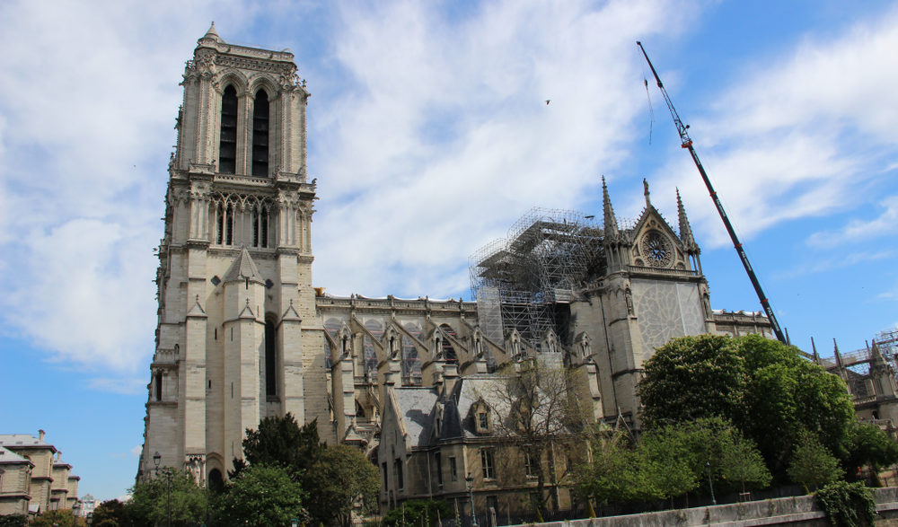 Dělníci dokončili demontáž poškozeného lešení z&nbsp;Notre-Dame. V&nbsp;katedrále bude na&nbsp;Vánoce první koncert od požáru