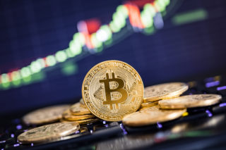 Hodnota bitcoinu opět roste. Poprvé za více než rok překročila devět tisíc dolarů