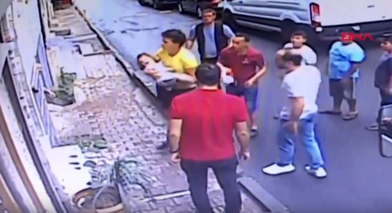 Sedmnáctiletý Alžířan v Turecku chytil holčičku padající z okna! Video je hitem internetu
