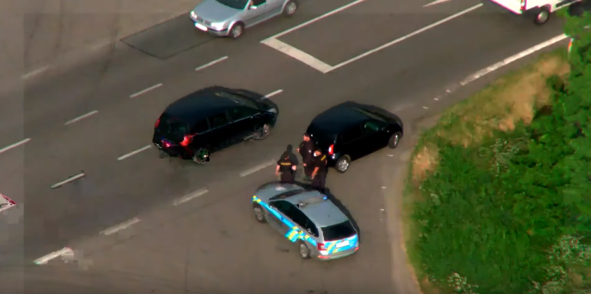 Z hradecké nemocnice utekl muž jen v&nbsp;pyžamu, ukradl auto i&nbsp;s&nbsp;řidičkou a&nbsp;utíkal před policií