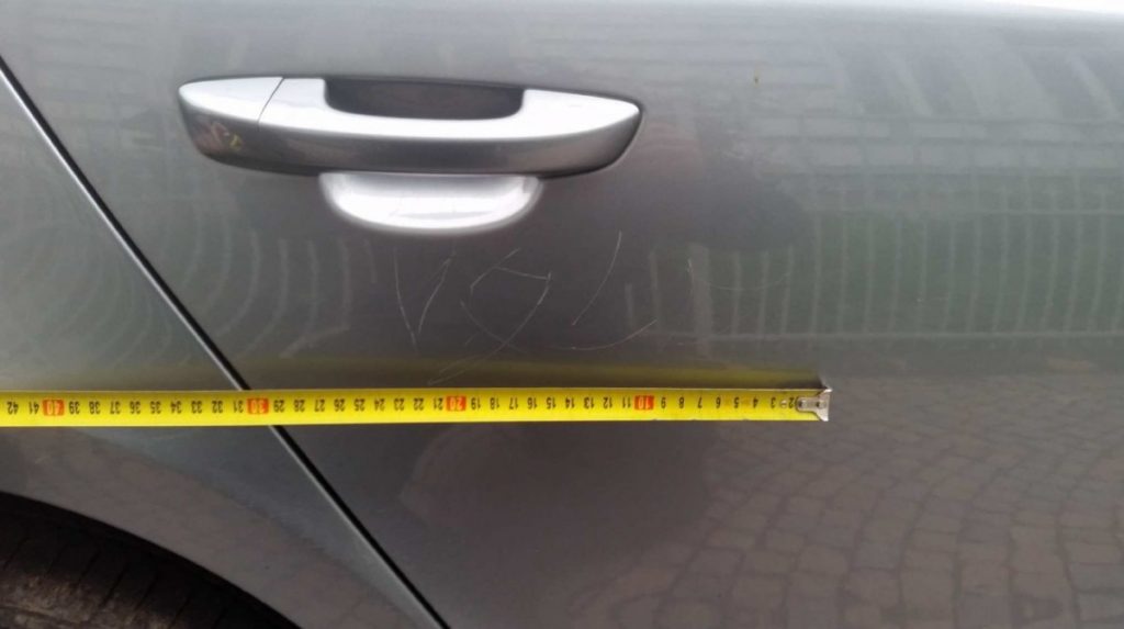 Senior (82) vyškrábal na auto dvaceticentimetrový nápis “VOLE”. Hrozí mu až rok za mřížemi