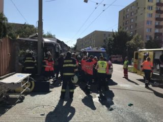 Při srážce autobusu trolejbusu v&nbsp;Č. Budějovicích se zranilo osm lidí