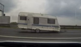 Tohle policisté zřejmě ještě nezažili! Po&nbsp;Pražském okruhu se proháněl odpojený přívěs