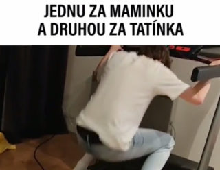 VIRÁLY TÝDNE: Jak vypadá zábava dospělých? A&nbsp;dá se sjet kopec v&nbsp;dětském autíčku?