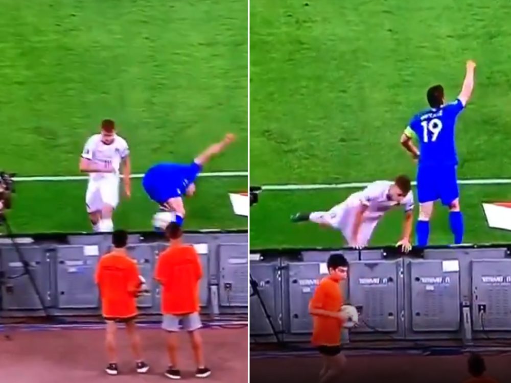 Fotbalista chtěl nakopnout míč do reklamního poutače. Místo toho trefil do hlavy podavače míčů