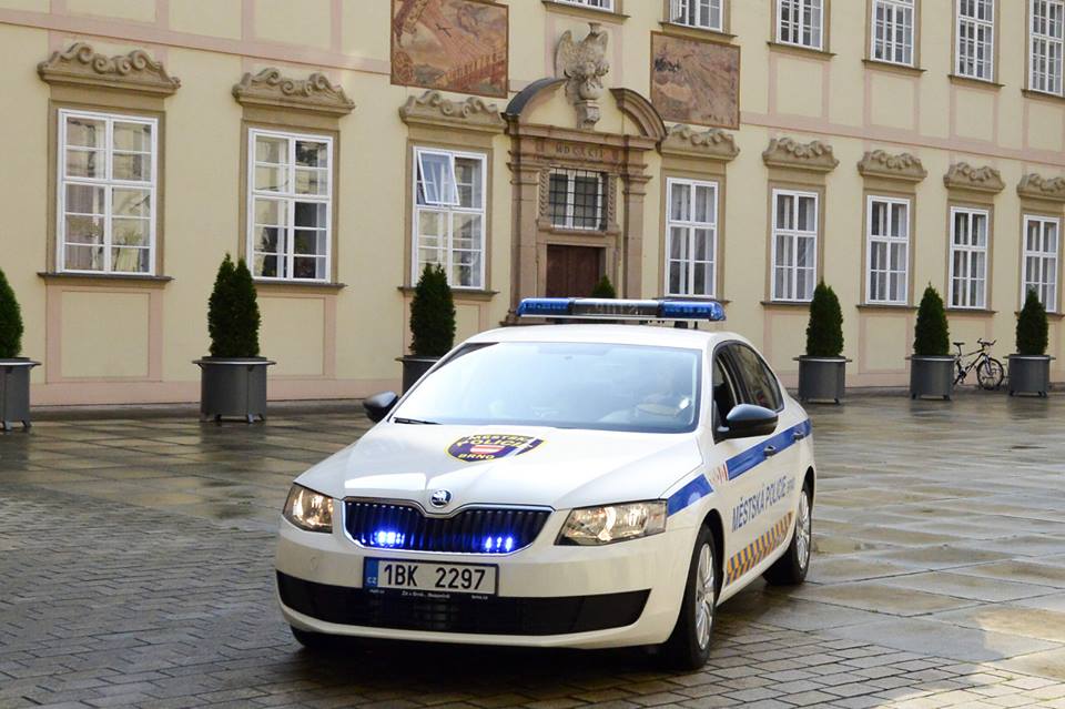 Tříletá holčička v Brně balancovala na parapetu, slezla z něj až díky policistům. Kde byla matka?