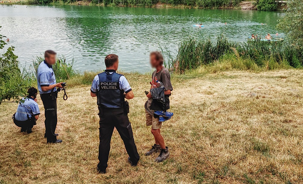 Pes v Opavě dva dny hlídal věci svého pána na břehu jezera. Po muži pátrala policie, našel se v pořádku