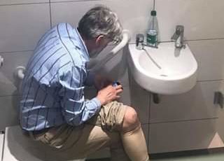 Český šachista Rausis podváděl na&nbsp;turnaji ve Štrasburku! Na&nbsp;záchodě měl telefon