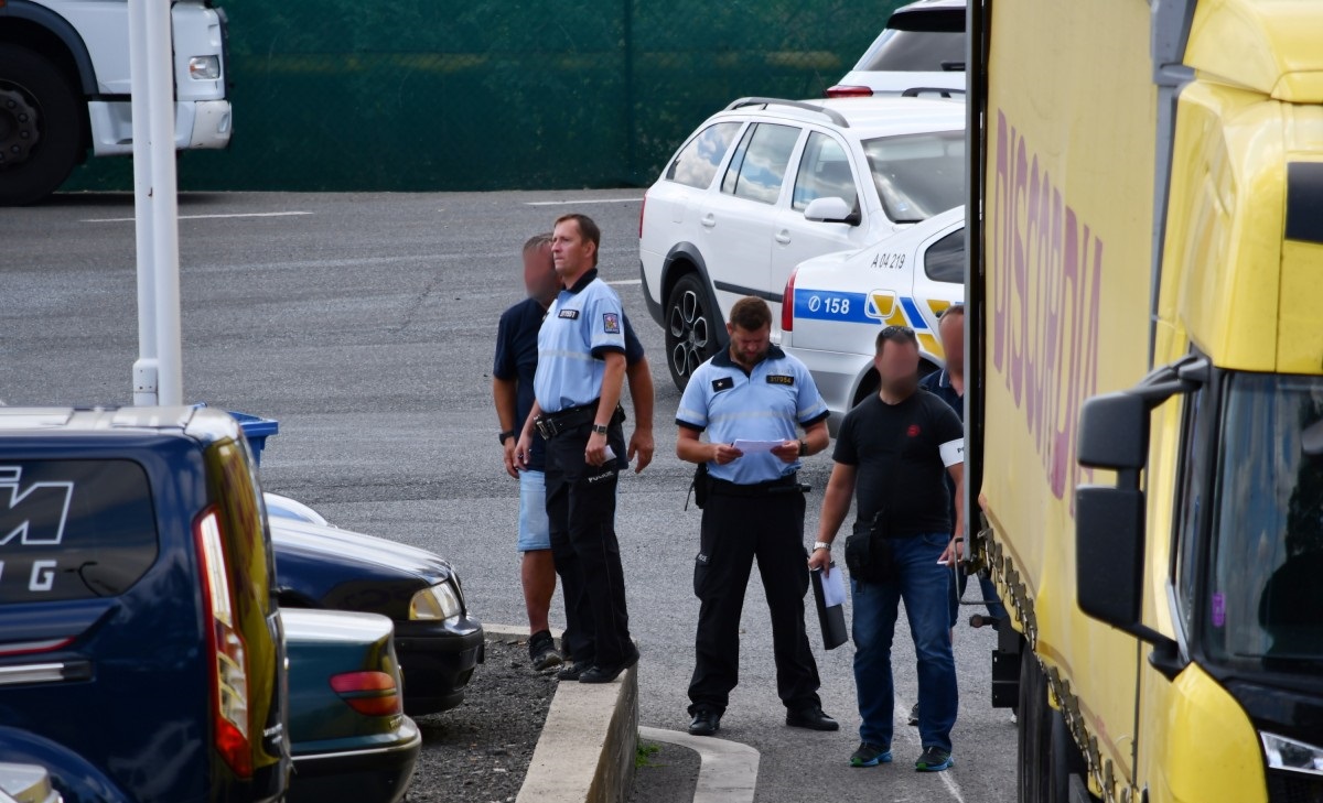 Policie zadržela pět cizinců, kteří vyskákali z kamionu v Praze 5