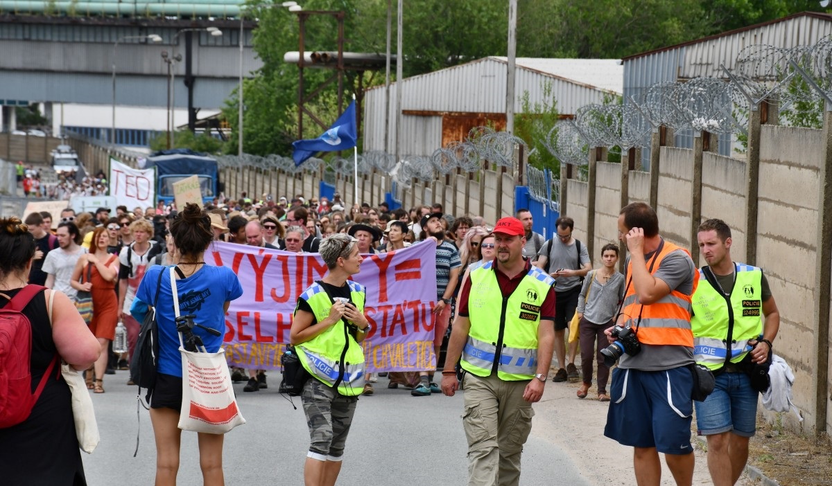 Aktivisté druhý den demonstrují u&nbsp;chvaletické elektrárny, zablokovali dva vjezdy