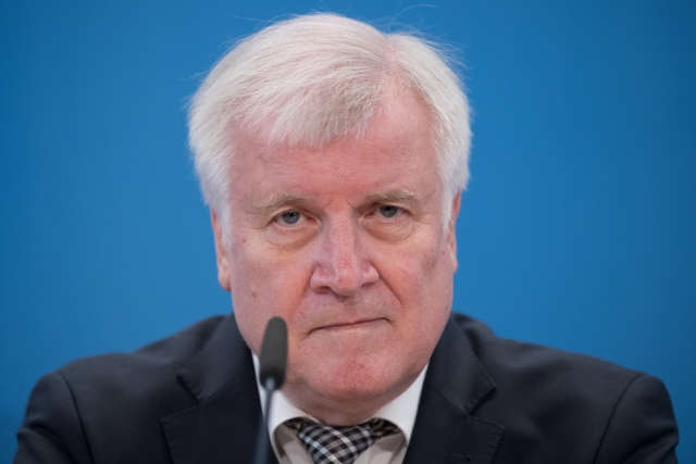 Seehofer: Ochota Česka podílet se na&nbsp;řešení migrace se blíží nule