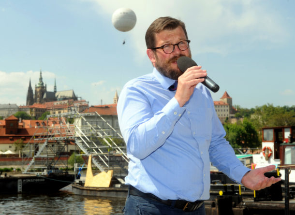 Ředitel muzea Karlova mostu Zdeněk Bergman: Graffiti do jisté míry sundat půjde, ale je to nepříjemné