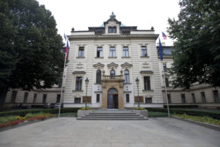 Tři aktivisté se připoutali k&nbsp;úřadu vlády kvůli klimatické krizi