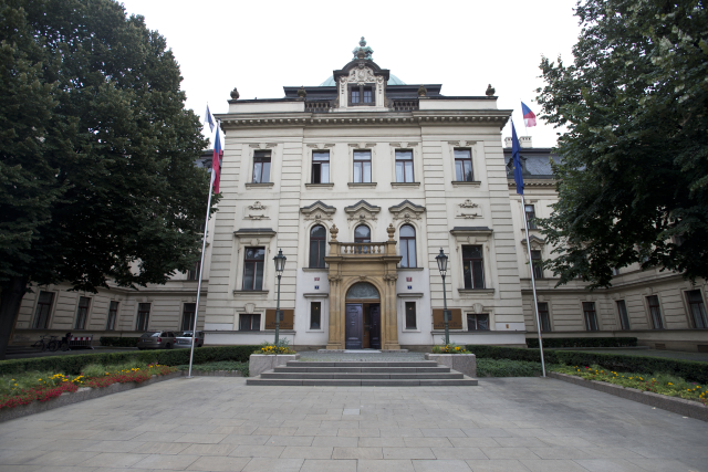 Tři aktivisté se připoutali k úřadu vlády kvůli klimatické krizi