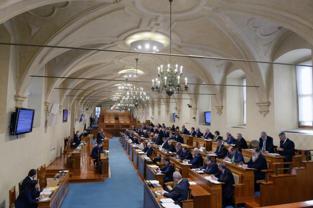 Senát zamítl rozšíření EET na&nbsp;řemeslníky a&nbsp;další obory