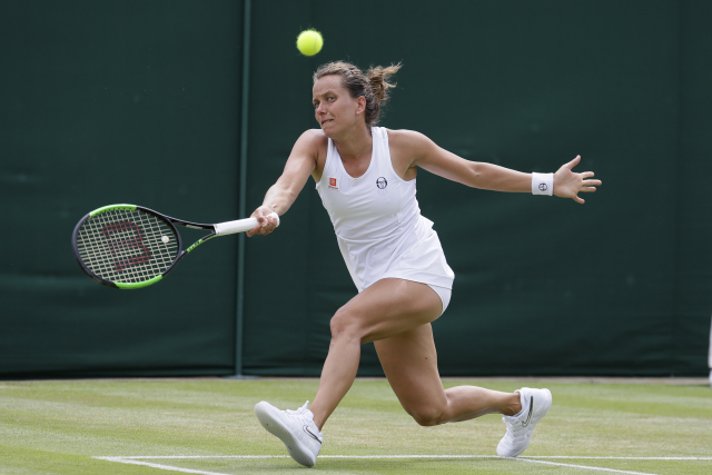 Úžasné! Strýcová postoupila do semifinále Wimbledonu, Muchová prohrála