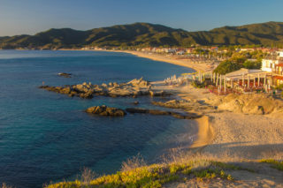 Na Chalkidiki je přes 10 tisíc Čechů, cestovní kanceláře zjišťují poškození hotelů