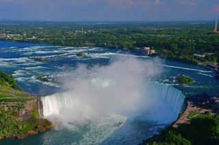 Muž přežil pád do Niagarských vodopádů, našli ho v&nbsp;šoku sedět na&nbsp;kameni