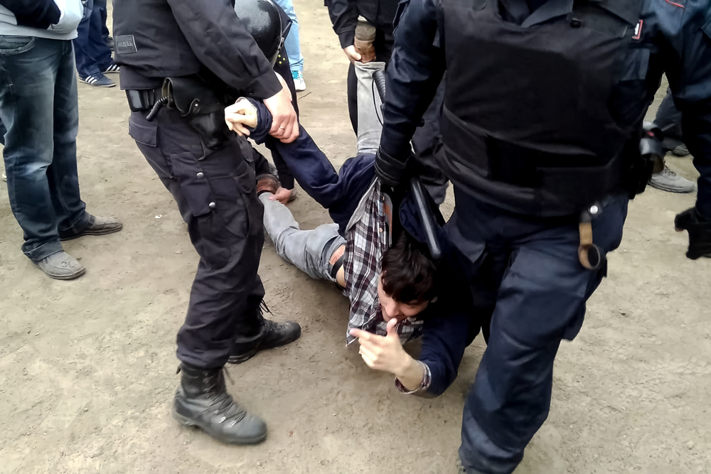 Soudy řeší masové zatýkání v Moskvě, opoziční vůdce Navalnyj je stále v nemocnici