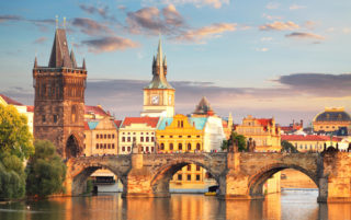 Nahý turista skočil z&nbsp;Karlova mostu do Vltavy, policistům se snažil uplavat