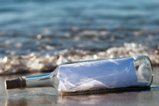 Chlapec našel u&nbsp;australského pobřeží 50 let starý vzkaz v&nbsp;láhvi. Podařilo se najít jeho autora