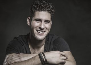 Miloš Novotný z&nbsp;Hlasu se oženil a&nbsp;napsal své ženě letní song! Poslechněte si ho