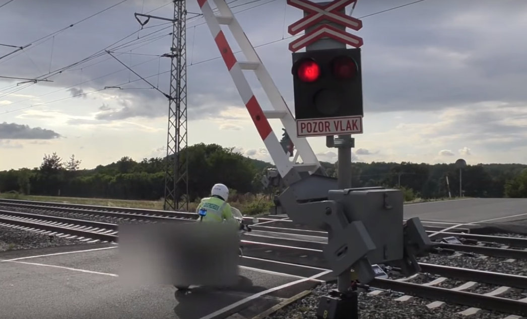 Policisté nad zákonem? Strážník přejel na motorce železniční přejezd i přes padající závory